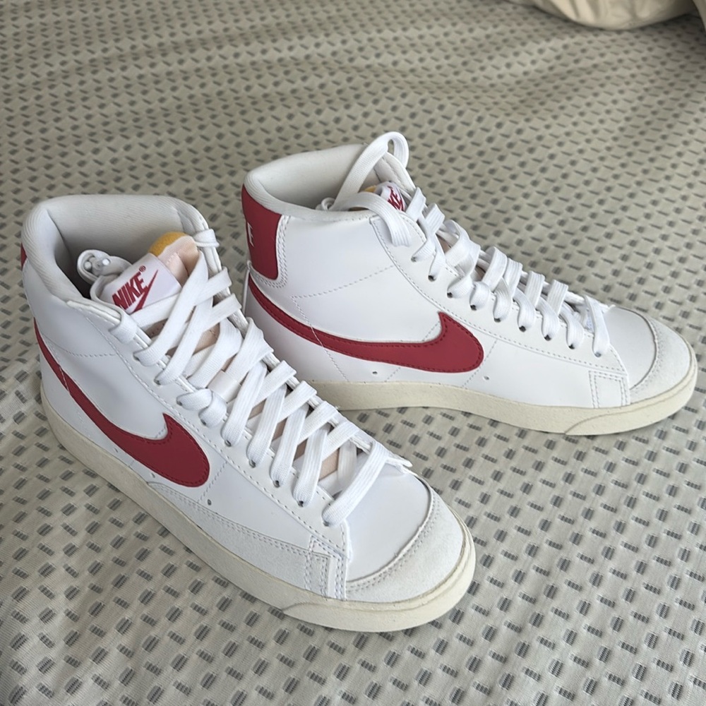 NWOB Nike Blazer 77 Women’s Shoes Sneakers Size 6 Red